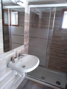 een badkamer met een wastafel en een douche bij Cá da Marta Q4526 in Carloforte