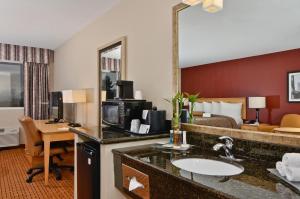Kuchyň nebo kuchyňský kout v ubytování Clackamas Inn and Suites