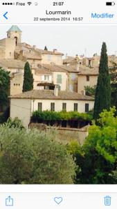 uma imagem de um edifício numa cidade em La Calade em Lourmarin