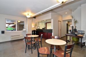 Kuchyň nebo kuchyňský kout v ubytování Clackamas Inn and Suites
