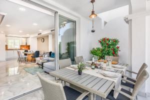 Un restaurante o sitio para comer en Luxury Townhouse Golden Mile