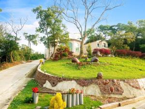 Moon Shine B&B tesisinin dışında bir bahçe