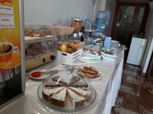 un buffet con tavolo, torta e dolci di B&B L'Isola a Porto Cesareo