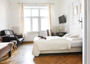 een slaapkamer met 2 bedden, een stoel en een raam bij Apartament City, Clock in Krosno