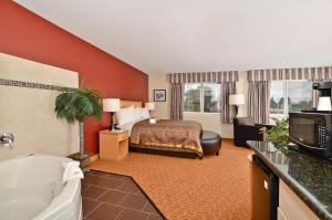 TV a/nebo společenská místnost v ubytování Clackamas Inn and Suites