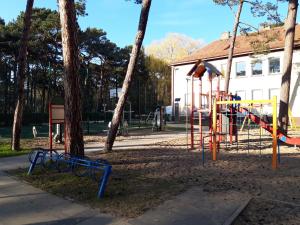Plac zabaw dla dzieci w obiekcie Apartament Fala Bryza