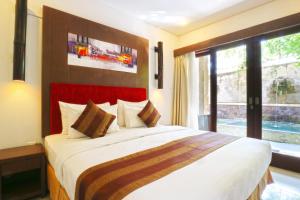 Postel nebo postele na pokoji v ubytování The Swaha Ubud Hotel