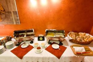 Makanan di atau di tempat lain dekat hotel