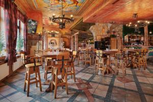 un restaurante con mesas de madera y sillas en una habitación en Wellness Hotel Lužan, en Rumburk