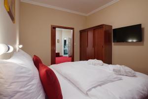 Tempat tidur dalam kamar di Wellness Hotel Lužan