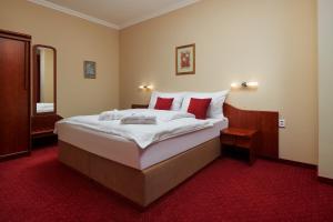 Tempat tidur dalam kamar di Wellness Hotel Lužan