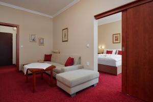 Tempat tidur dalam kamar di Wellness Hotel Lužan