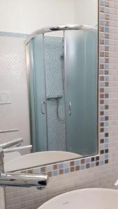 オストゥーニにあるAurasia Alla Marinaのバスルーム(鏡、シンク、シャワー付)