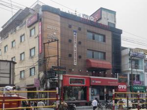 un edificio su una strada cittadina con persone di fronte di Collection O Haridwar Railway Station Formerly Le Central a Haridwār