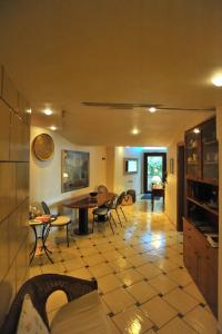 E Poi...Ravello في رافيلو: مطبخ وغرفة معيشة مع طاولة وكراسي