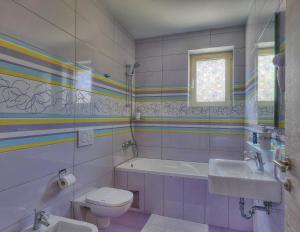 uma casa de banho com uma banheira, um WC e um lavatório. em Hotel Modo em Pula