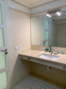 La salle de bains est pourvue d'un lavabo et d'un grand miroir. dans l'établissement El Teide, à Puerto de Santiago