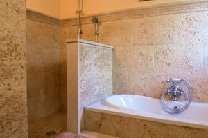 Koupelna v ubytování Alzina Villa 5 bedrooms with pool in Sa Coma Bunyola at the foot of the Sierra de Tramuntana but close to Palma