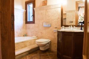 Koupelna v ubytování Alzina Villa 5 bedrooms with pool in Sa Coma Bunyola at the foot of the Sierra de Tramuntana but close to Palma