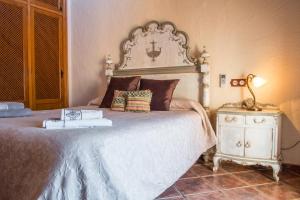 Postel nebo postele na pokoji v ubytování Alzina Villa 5 bedrooms with pool in Sa Coma Bunyola at the foot of the Sierra de Tramuntana but close to Palma