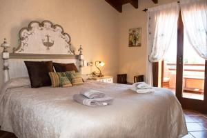 Postel nebo postele na pokoji v ubytování Alzina Villa 5 bedrooms with pool in Sa Coma Bunyola at the foot of the Sierra de Tramuntana but close to Palma