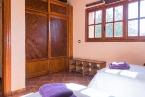 Postel nebo postele na pokoji v ubytování Alzina Villa 5 bedrooms with pool in Sa Coma Bunyola at the foot of the Sierra de Tramuntana but close to Palma