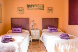 Postel nebo postele na pokoji v ubytování Alzina Villa 5 bedrooms with pool in Sa Coma Bunyola at the foot of the Sierra de Tramuntana but close to Palma