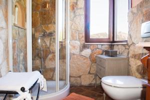 Koupelna v ubytování Alzina Villa 5 bedrooms with pool in Sa Coma Bunyola at the foot of the Sierra de Tramuntana but close to Palma + 37 fotografií