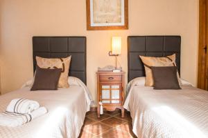 Postel nebo postele na pokoji v ubytování Alzina Villa 5 bedrooms with pool in Sa Coma Bunyola at the foot of the Sierra de Tramuntana but close to Palma