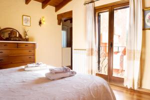 Postel nebo postele na pokoji v ubytování Alzina Villa 5 bedrooms with pool in Sa Coma Bunyola at the foot of the Sierra de Tramuntana but close to Palma