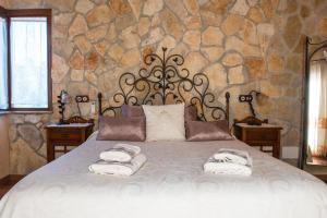 Postel nebo postele na pokoji v ubytování Alzina Villa 5 bedrooms with pool in Sa Coma Bunyola at the foot of the Sierra de Tramuntana but close to Palma