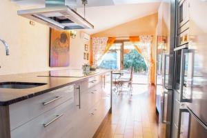Kuchyň nebo kuchyňský kout v ubytování Alzina Villa 5 bedrooms with pool in Sa Coma Bunyola at the foot of the Sierra de Tramuntana but close to Palma