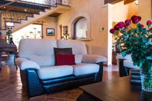 Posezení v ubytování Alzina Villa 5 bedrooms with pool in Sa Coma Bunyola at the foot of the Sierra de Tramuntana but close to Palma