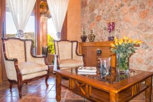 Posezení v ubytování Alzina Villa 5 bedrooms with pool in Sa Coma Bunyola at the foot of the Sierra de Tramuntana but close to Palma
