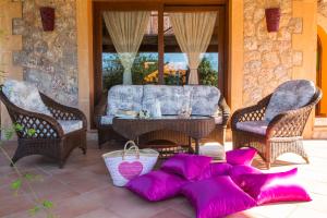 Posezení v ubytování Alzina Villa 5 bedrooms with pool in Sa Coma Bunyola at the foot of the Sierra de Tramuntana but close to Palma
