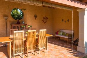 Patio nebo venkovní prostory v ubytování Alzina Villa 5 bedrooms with pool in Sa Coma Bunyola at the foot of the Sierra de Tramuntana but close to Palma