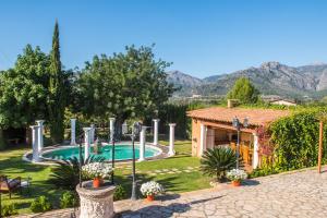 ブニョーラにあるAlzina Villa 5 bedrooms with pool in Sa Coma Bunyola at the foot of the Sierra de Tramuntana but close to Palmaのスイミングプール付きのヴィラで、山々を背景に望めます。