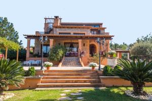 Zahrada ubytování Alzina Villa 5 bedrooms with pool in Sa Coma Bunyola at the foot of the Sierra de Tramuntana but close to Palma