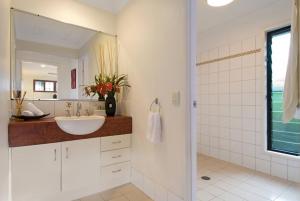 Un baño de Mariposa Beach House