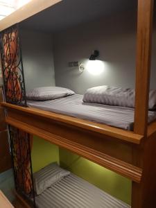 Postel nebo postele na pokoji v ubytování Tepbunthom Hostel