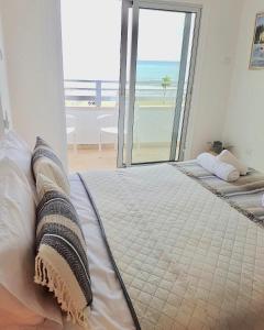 Postel nebo postele na pokoji v ubytování Larnaka Seaview Luxury Suites