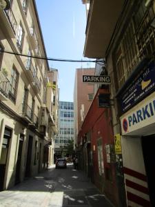 um beco com edifícios e um carro numa rua em Apartamento AGP Centro Histórico em Málaga