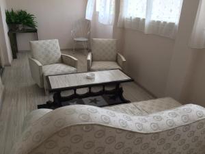 A seating area at Apartman Melody