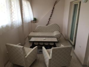 A seating area at Apartman Melody