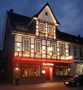 un edificio con luces en el lateral. en Hotel Stadtschänke, en Walsrode