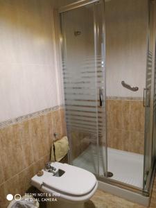 リバデオにあるVillareiのバスルーム(シャワー、トイレ、シンク付)