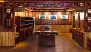 a room with a table with a vase on it at Xingping Li River Lodge in Yangshuo