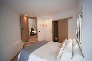 Säng eller sängar i ett rum på Modern 2bed 2bath loft in Acropolis area