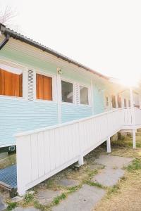 Casa azul con porche blanco en Trolltunga/Folgefonna Camp house, en Jondal