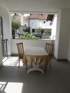 Un balcón o terraza en Apartmani Milivojevic